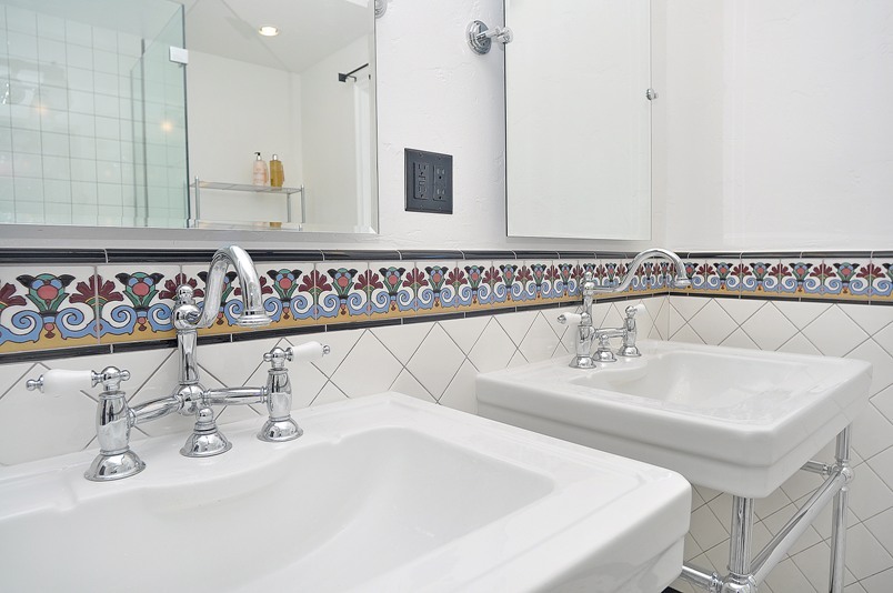 White bathroom with Artichoke tiles - in stock decos